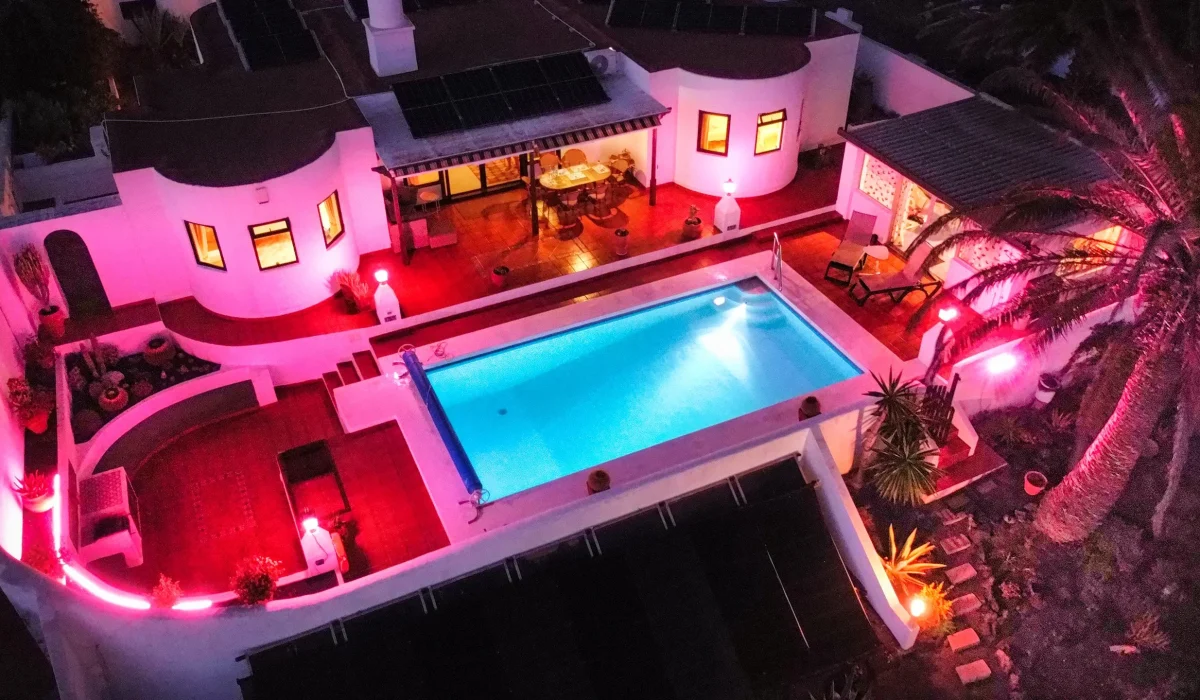 Villa Ohana in the evening with illuminated pool