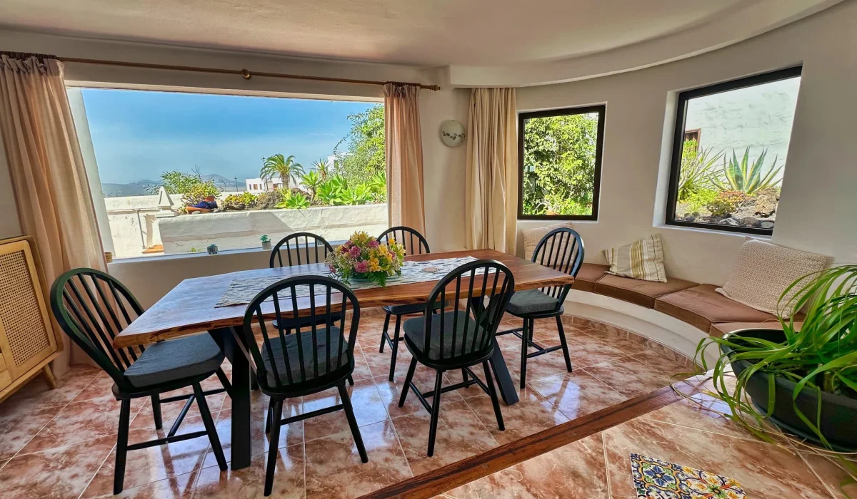 Dining room with large table, window bench and panoramic window