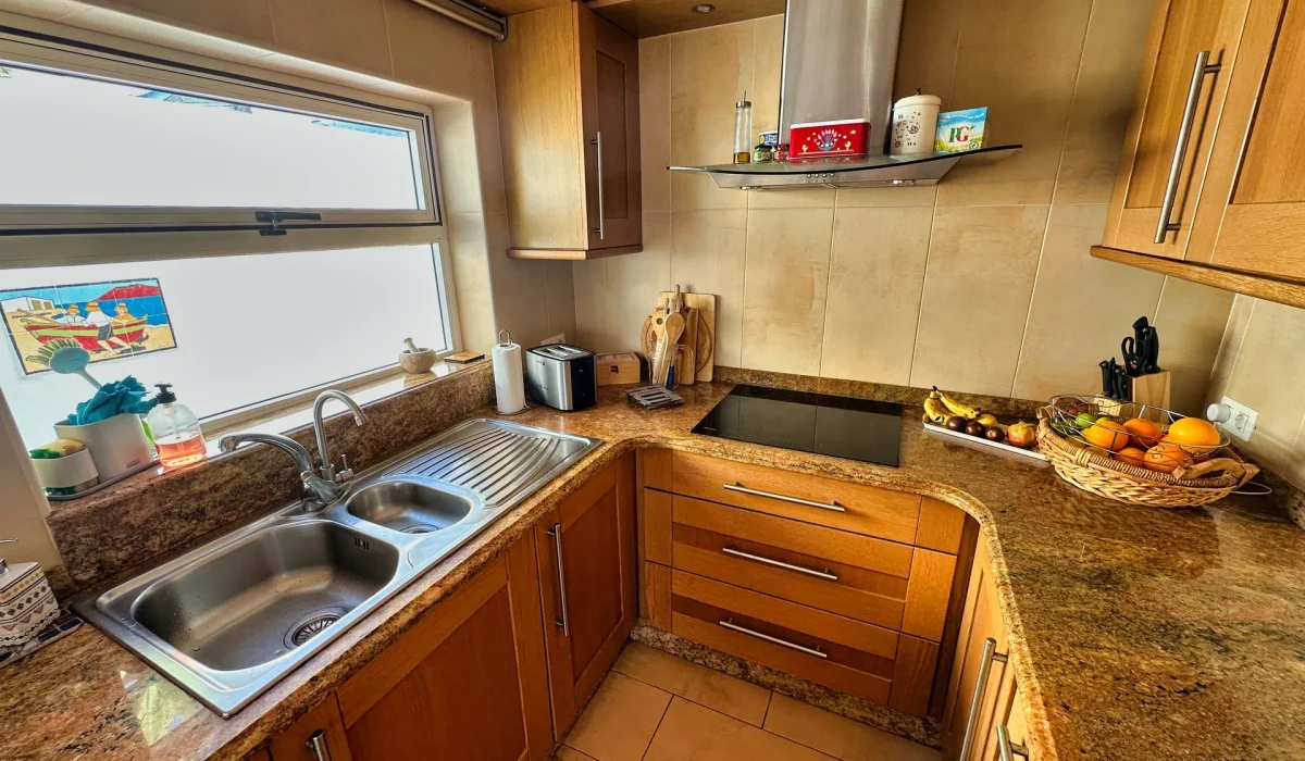 Fully equipped kitchen with hob, double sink and window