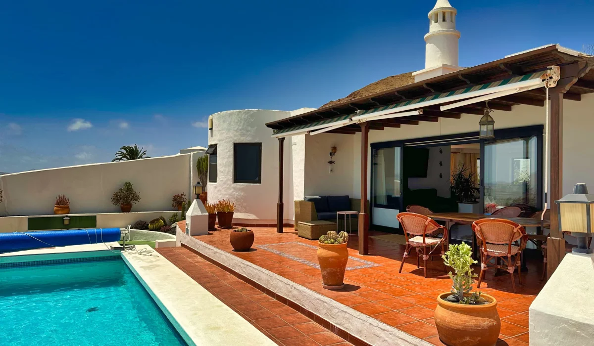 Pool and covered terrace of Villa Ohana